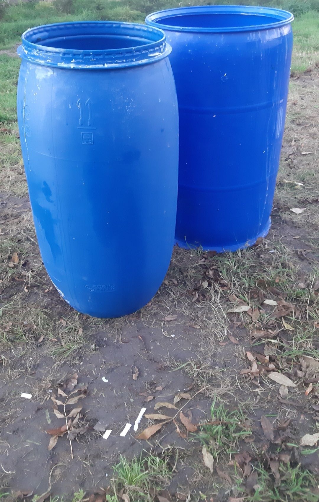 Beczka niebieska plastikowa na wodę 2 korki deszczówkę zbiornik baniak