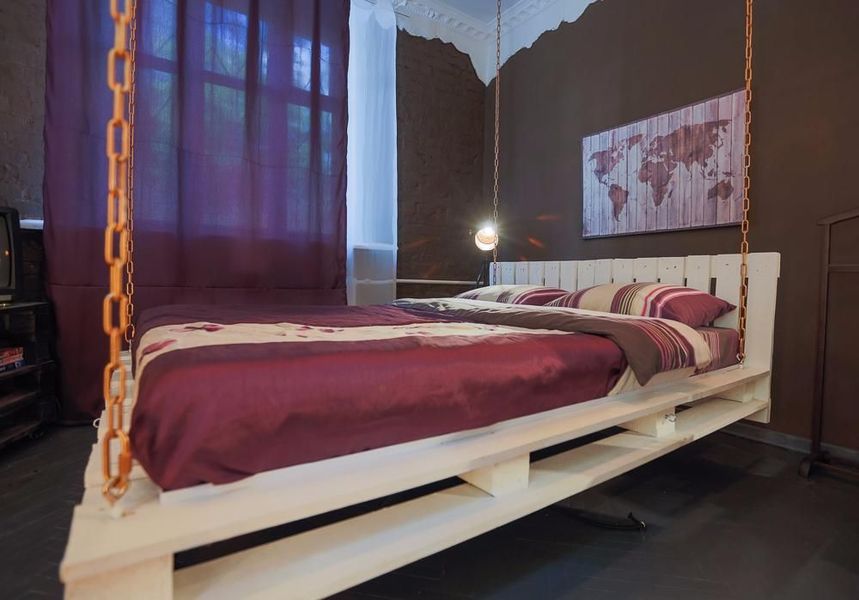Пішки метро "Шулявська".  вул.  М.Брайчевського, 9. Квартира цікава.