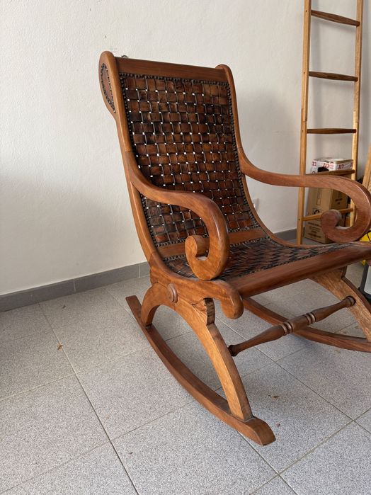 Cadeira de baloiço em madeira