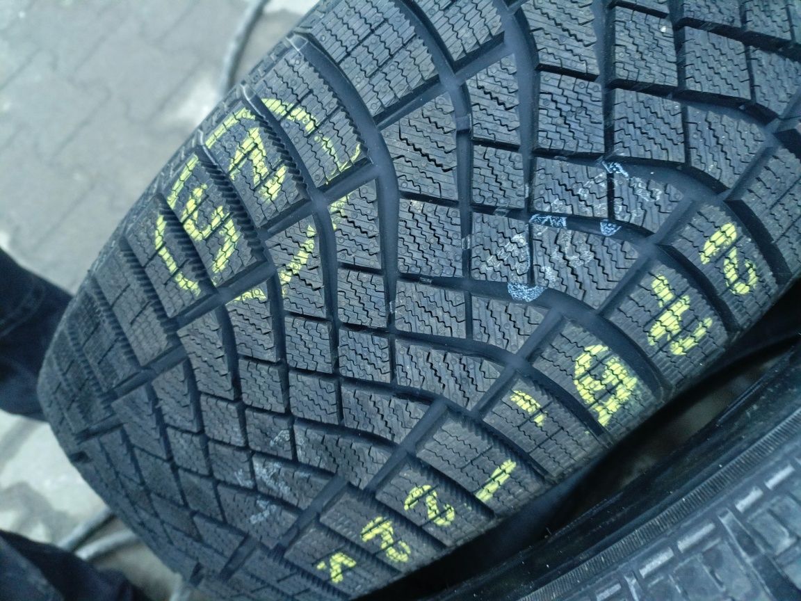 Nowe opony zimowe 215/60/16 Pirelli 2 sztuki 2022r