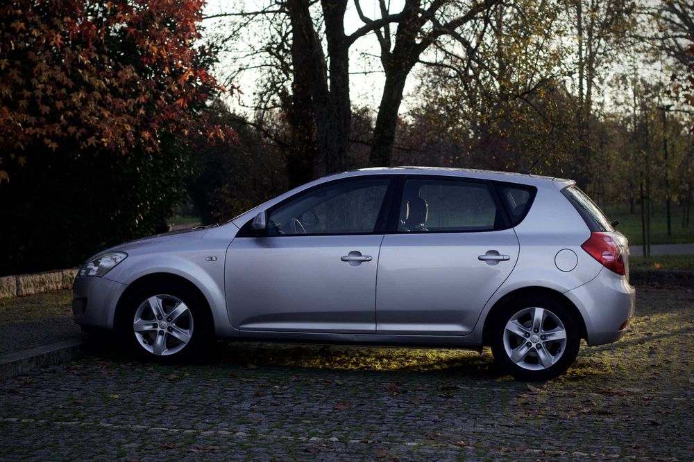 Kia Cee'd 1.4 cvvt 109 cv start/stop - Poucos kms e Histórico Completo