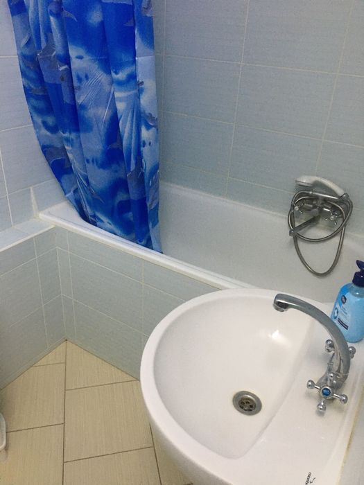 Продам 2х поверх. будинок з участком  10 сот.біля метро Перемога