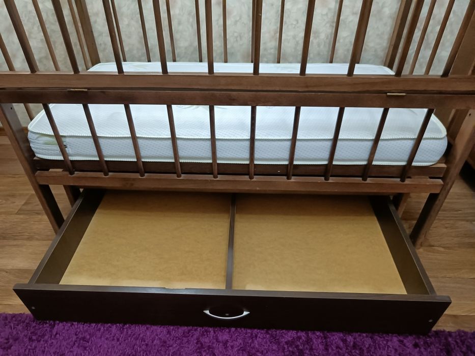 Дитяче ліжечко з маятником