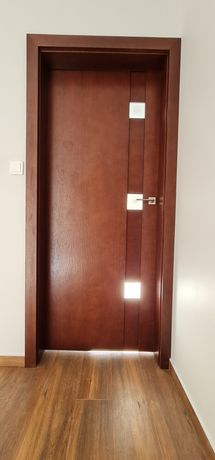 Drewniane drzwi w kolorze koniak, 80cm, lewe z klamką