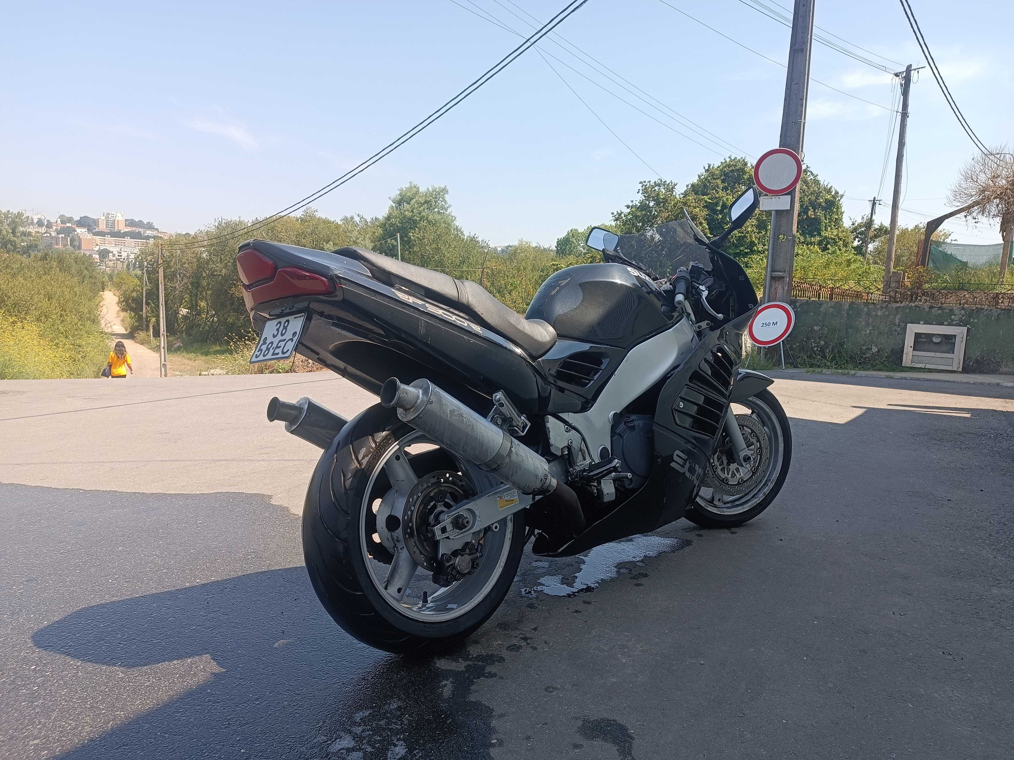 Suzuki rf900r gt73a