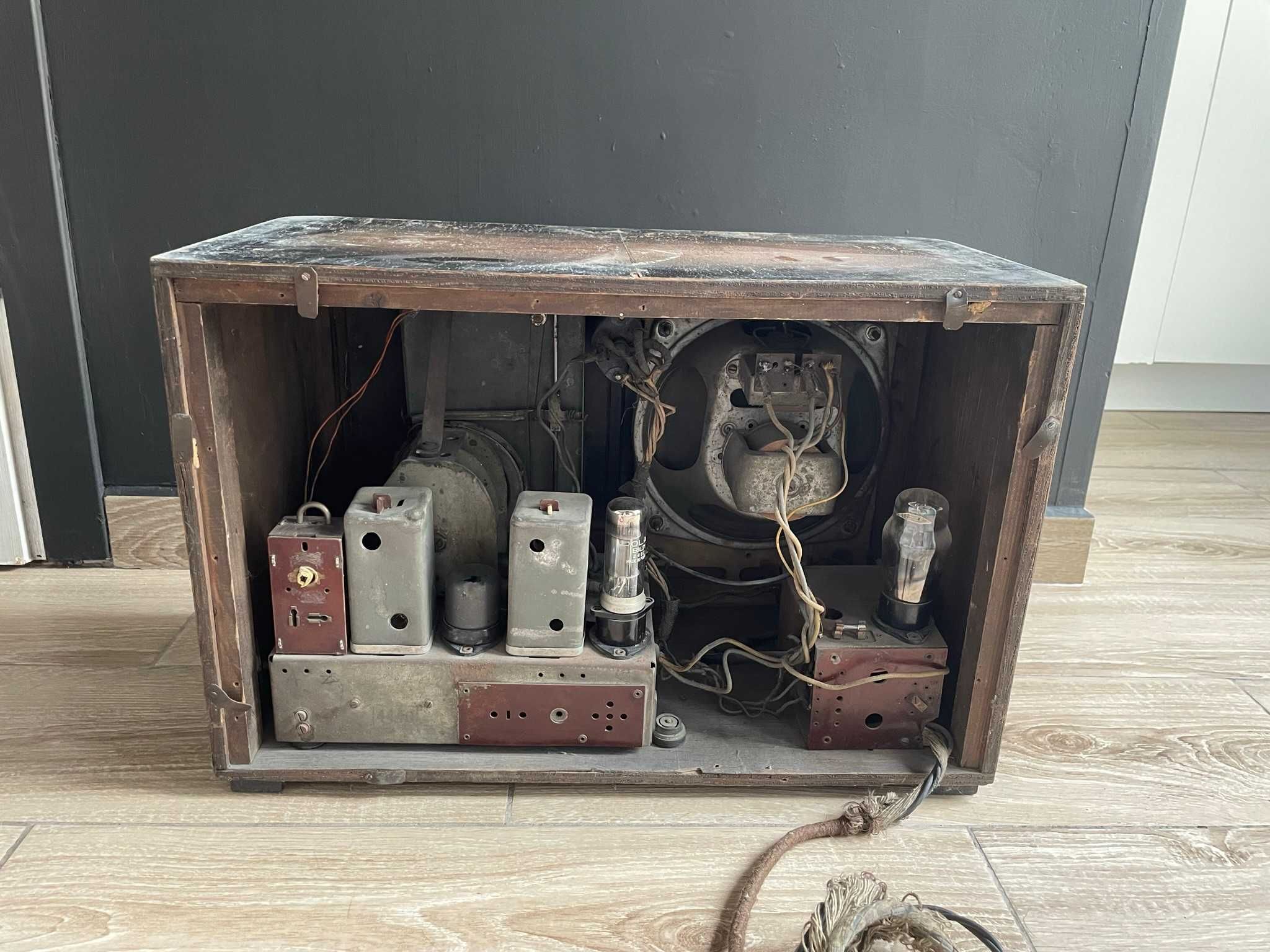 Radioodbiornik Tefag Tefadyn 150W-II uruchamia się