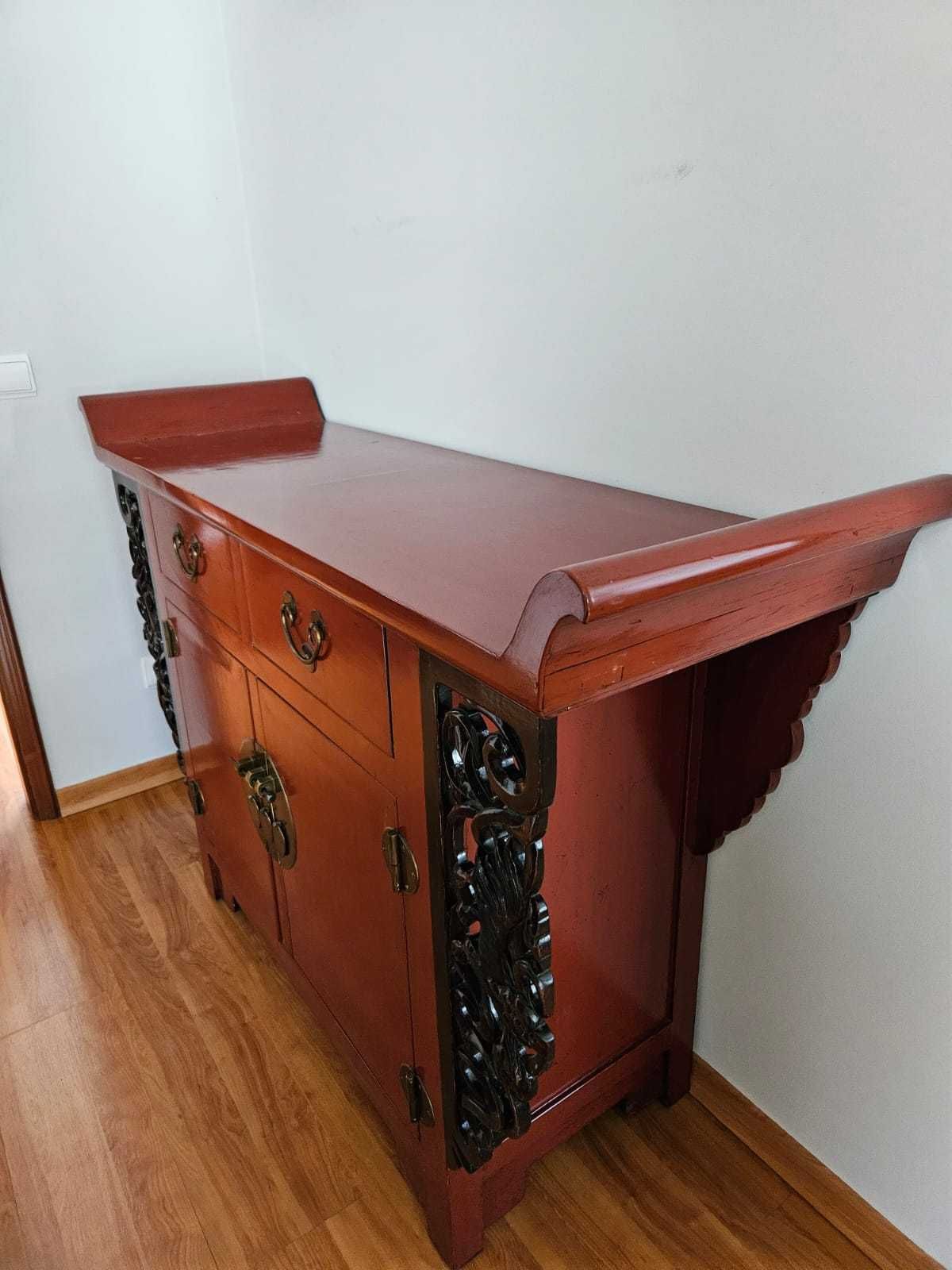 Cómoda/ aparador com detalhes esculpidos .