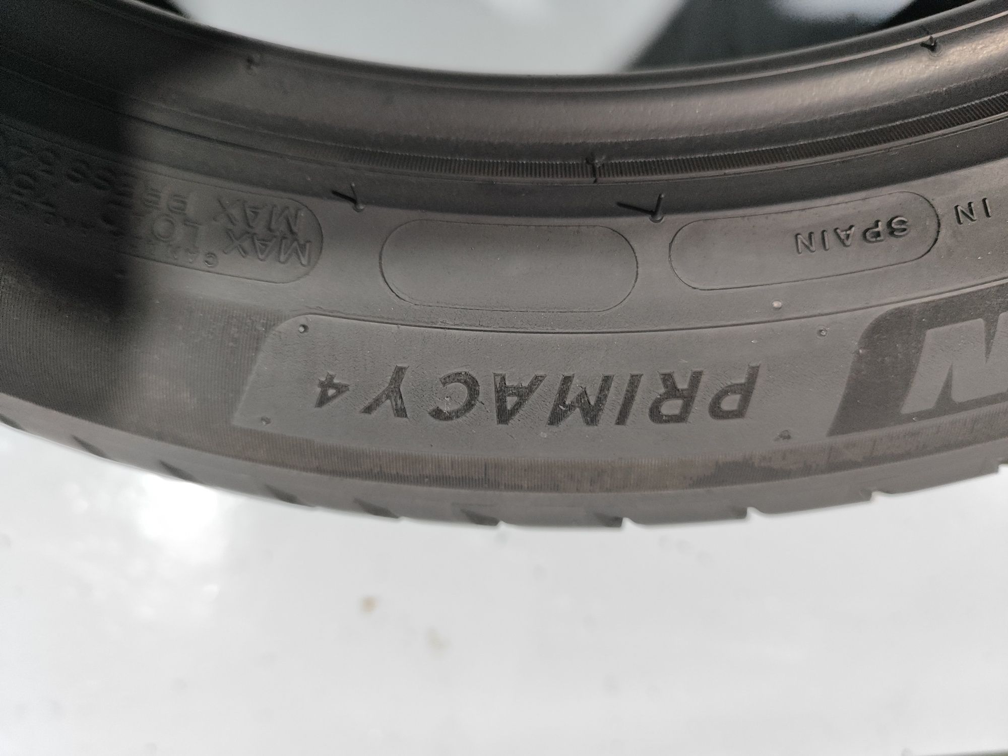 2 pneus semi novos 235-45R18 Michelin - Oferta dos Portes