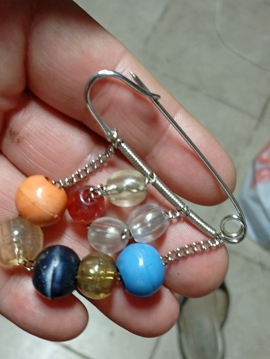 Alfinete com bolinhas para colocar num casaco ou camisa