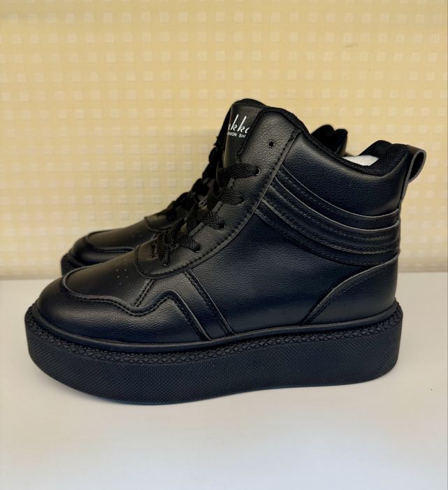 Зимові кросівки хайтопи на платформі чорні жіночі