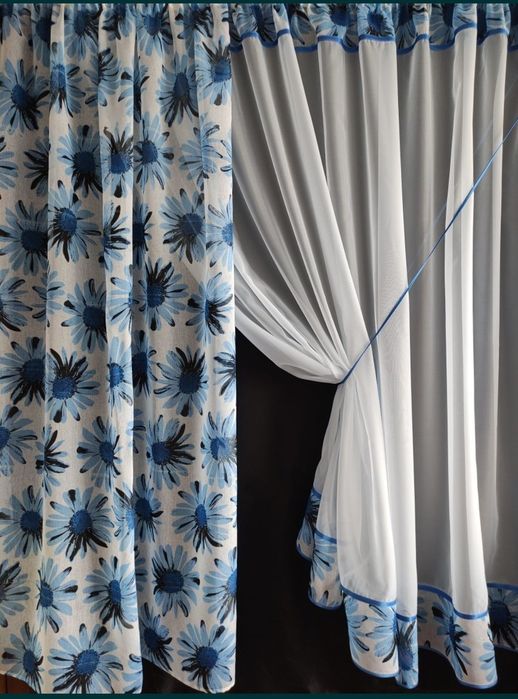 Гарний комплект на вікно