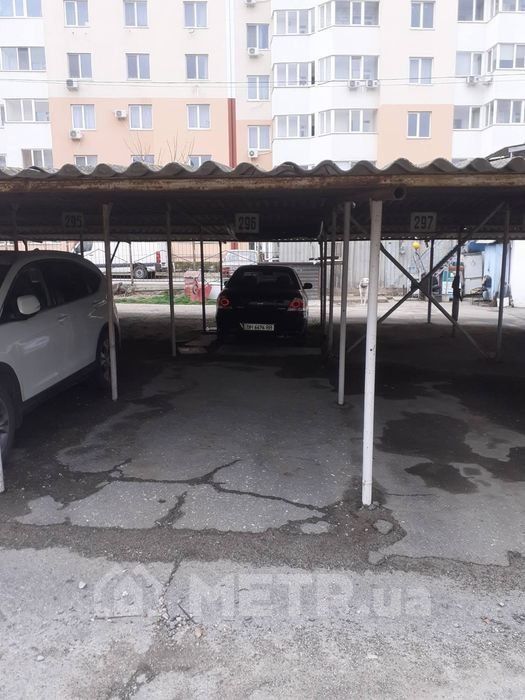 Продам крите паркомісце на вул. Небесної Сотні