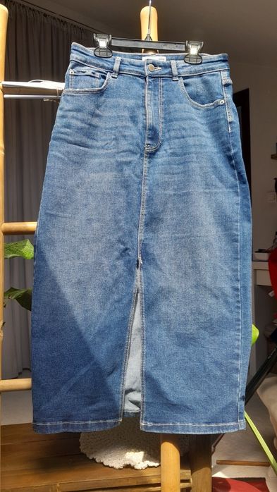 Jeansowa midi spódnica z rozcięciem