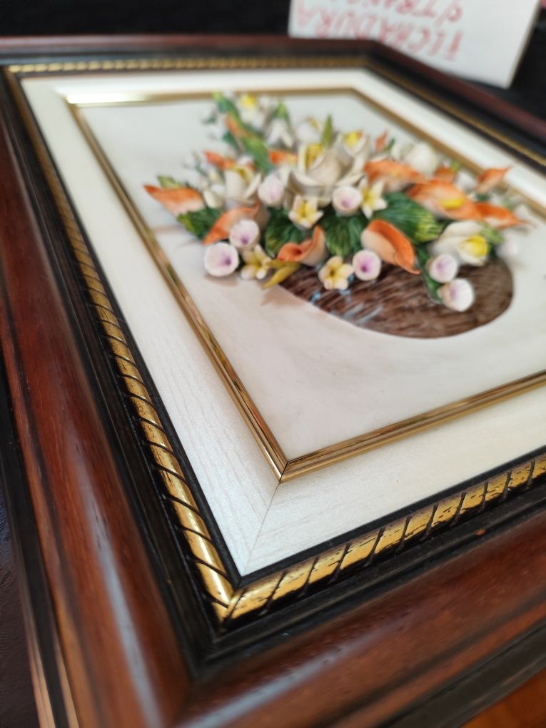 Quadro com flores em porcelana