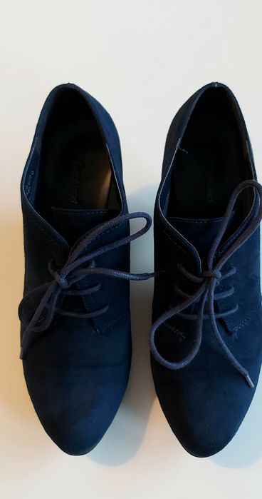 Sznurowane granatowe czółenka
