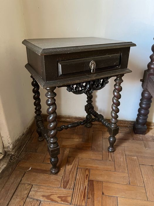 Mobília de quarto em madeira trabalhada