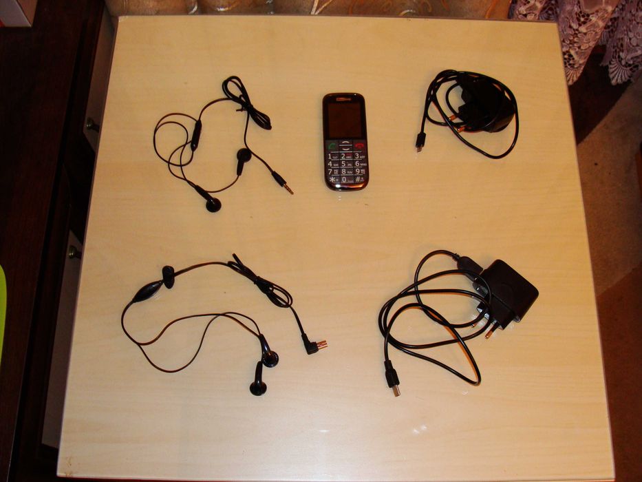 Ładowarki, słuchawki, telefon