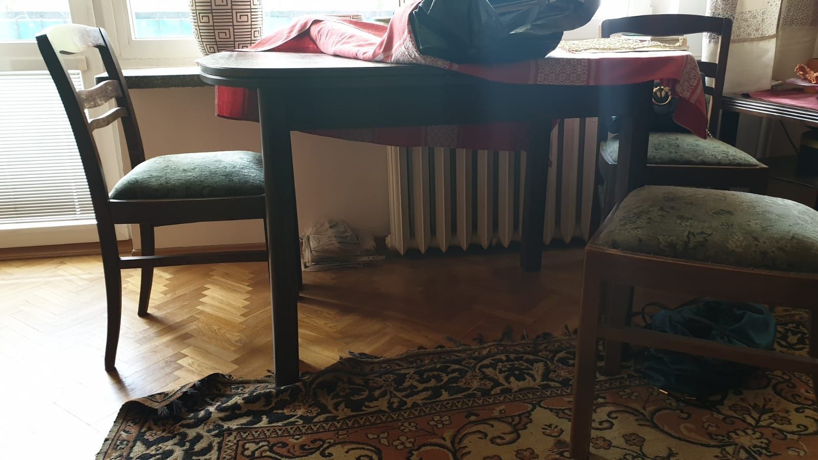 Stół drewniany i krzesła