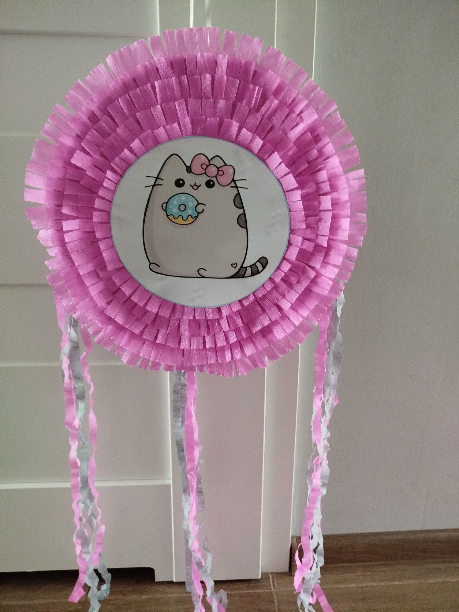 Piniata kot pusheen różowo szara z tasiemkami