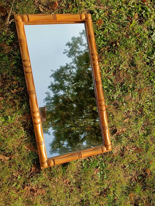 Lustro w solidnej, toczonej ramie z naturalnego drewna.