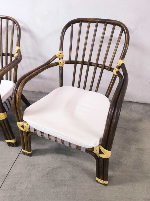 Cadeiras de bambu escuro