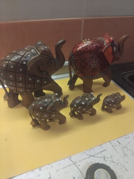 Набор слонов из красного дерева