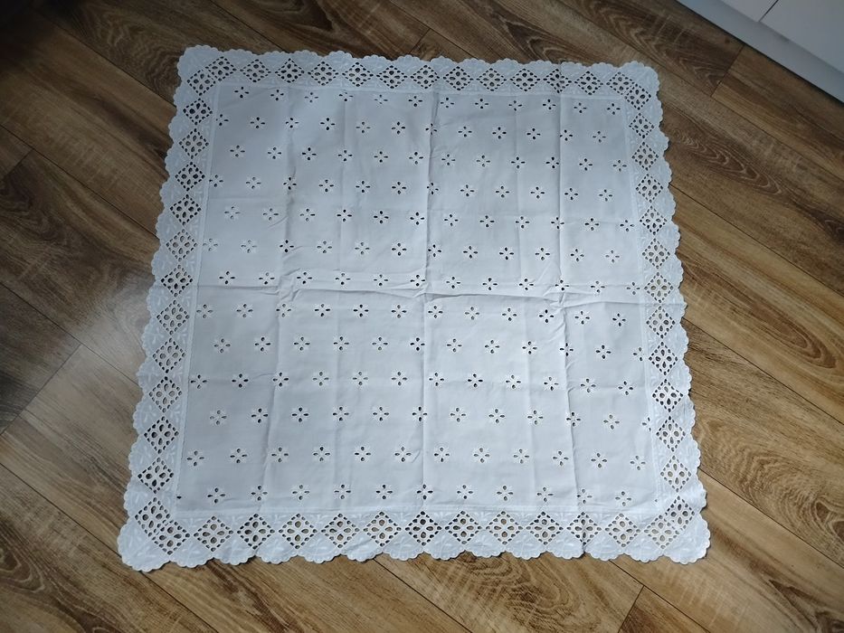 Biały haftowany obrus na stoliczek