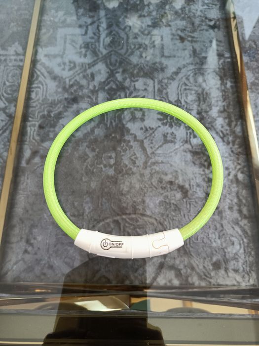 Obroża dla psa świecąca. Potrzebna ładowarka starszego typu. Świeci w