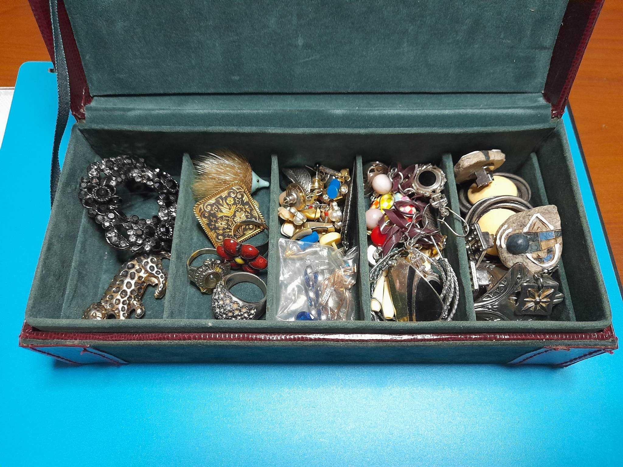 Caixa com bijuterias (maioria brincos) vintage bom estado
