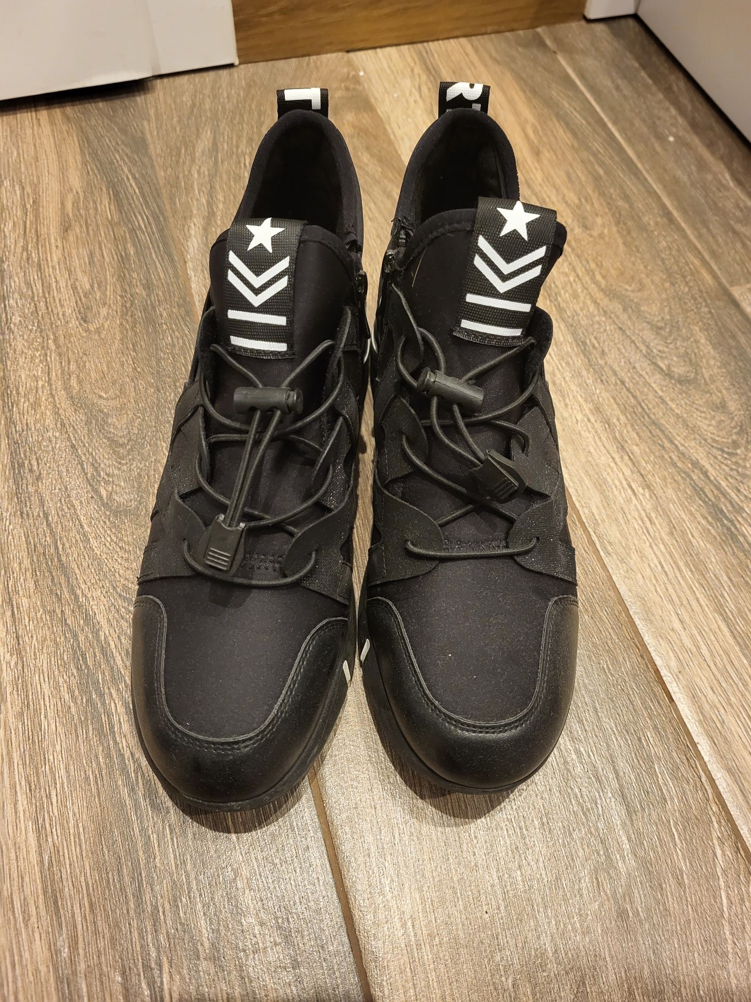 Czarne adidasy na malutkim koturnie 39