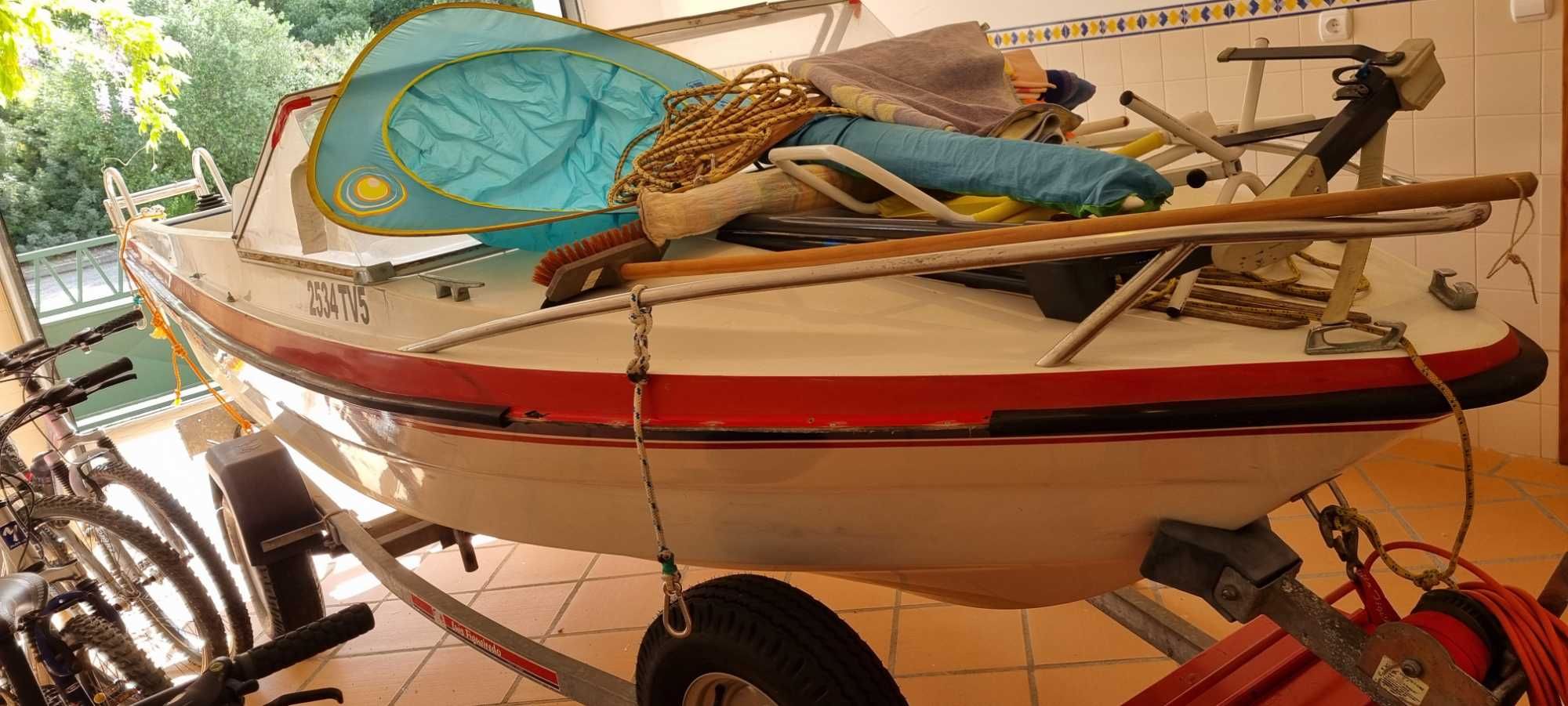 Barco Argus de 4 metros e reboque