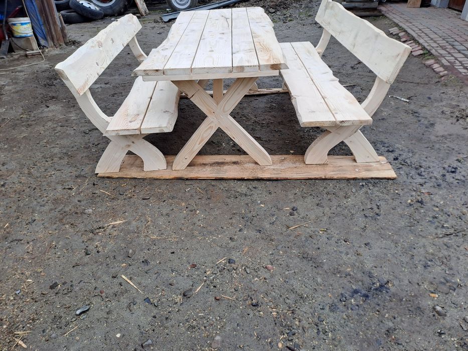 Pergole z ławkami. Stół ogrodowy z ławkami