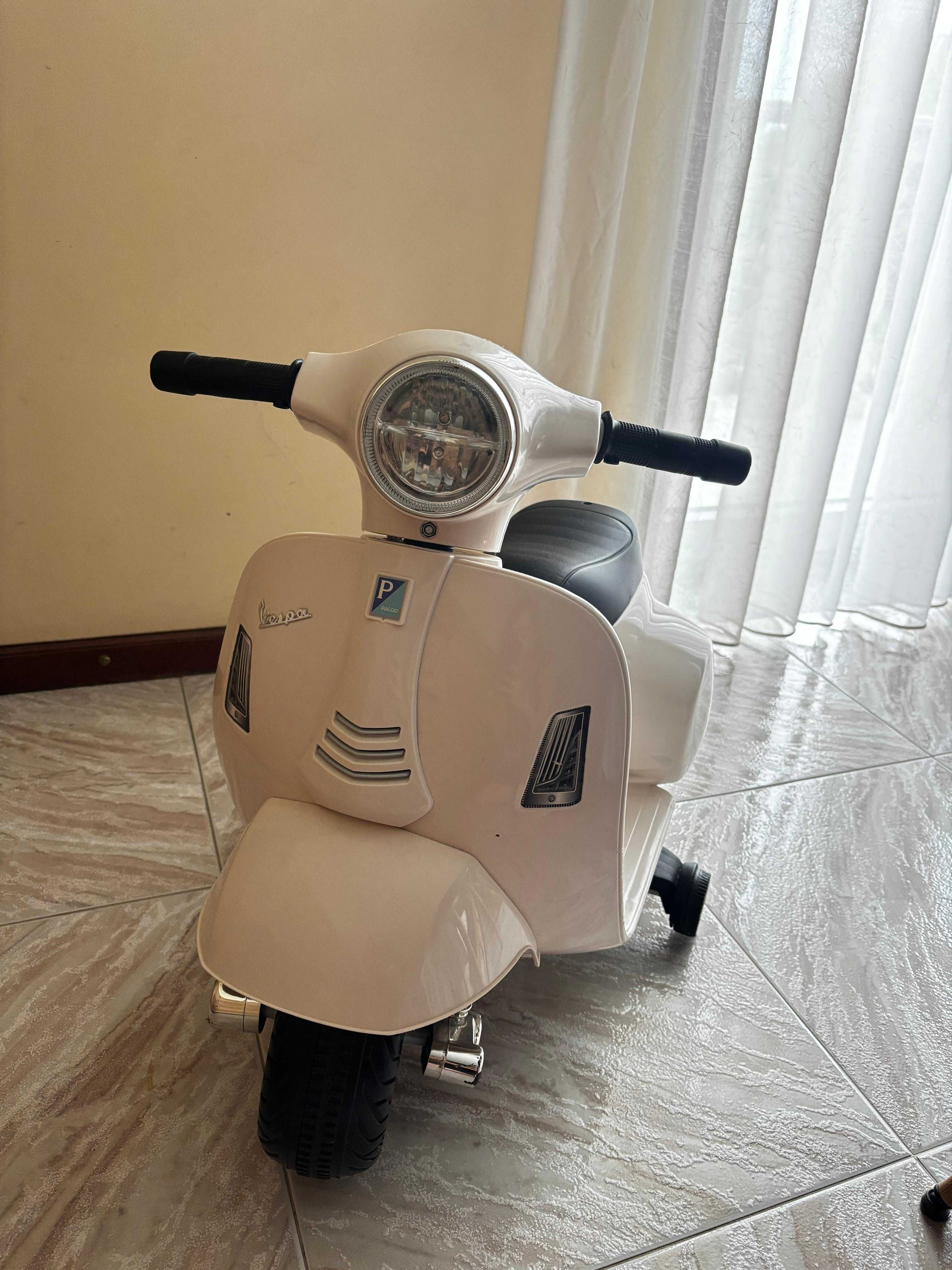 Vespa criança branca com bateria nova