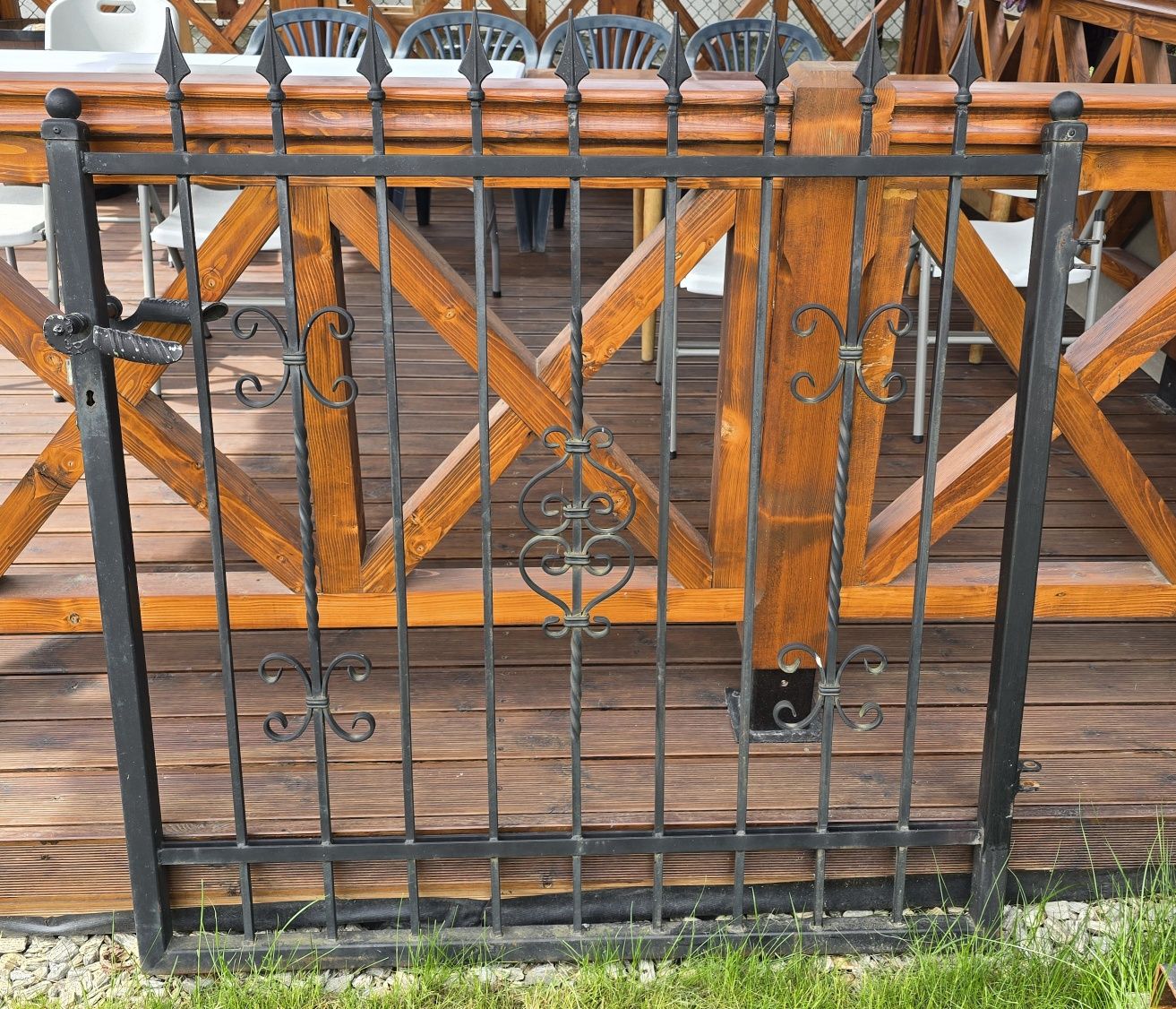 Ogrodzenie z brama, furtką i przęsłami