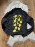 Czarna kurtka jeansowa w cytryny ręcznie malowana handmade