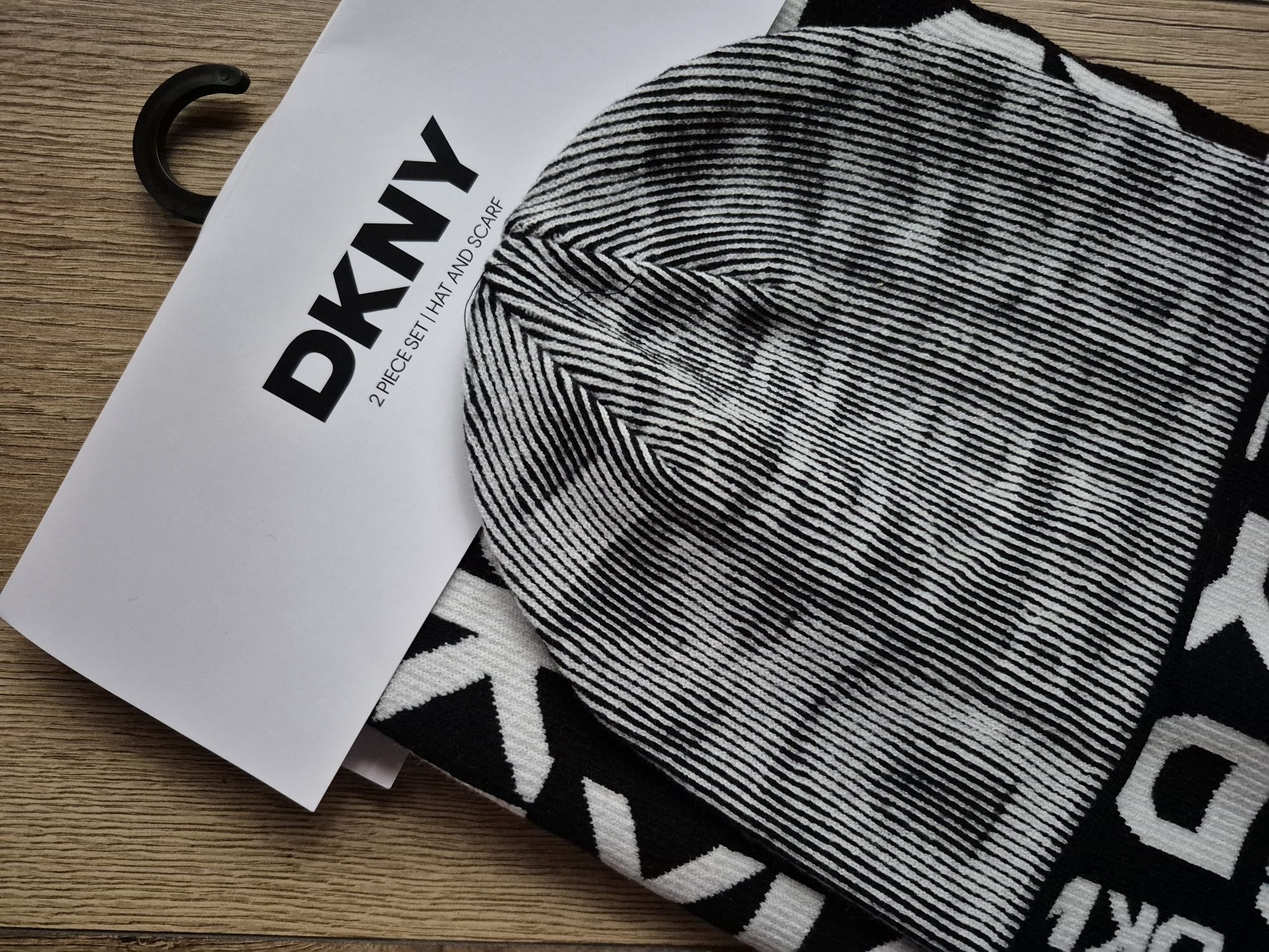 Zestaw Czapka Szalik DKNY