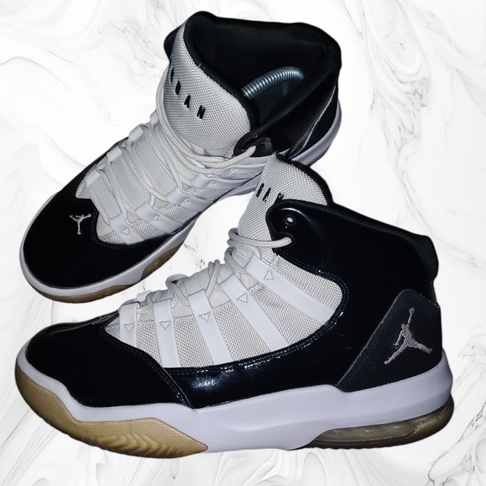 Кросівки JORDAN Air Max AURA black and white (Розмір 42/26.5 см)