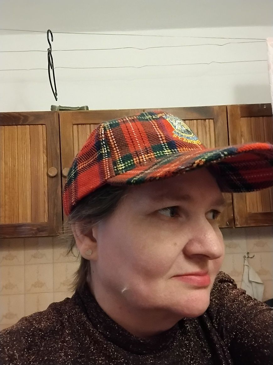 Czapka z daszkiem kolor czerwony wzór kratka szkocka
