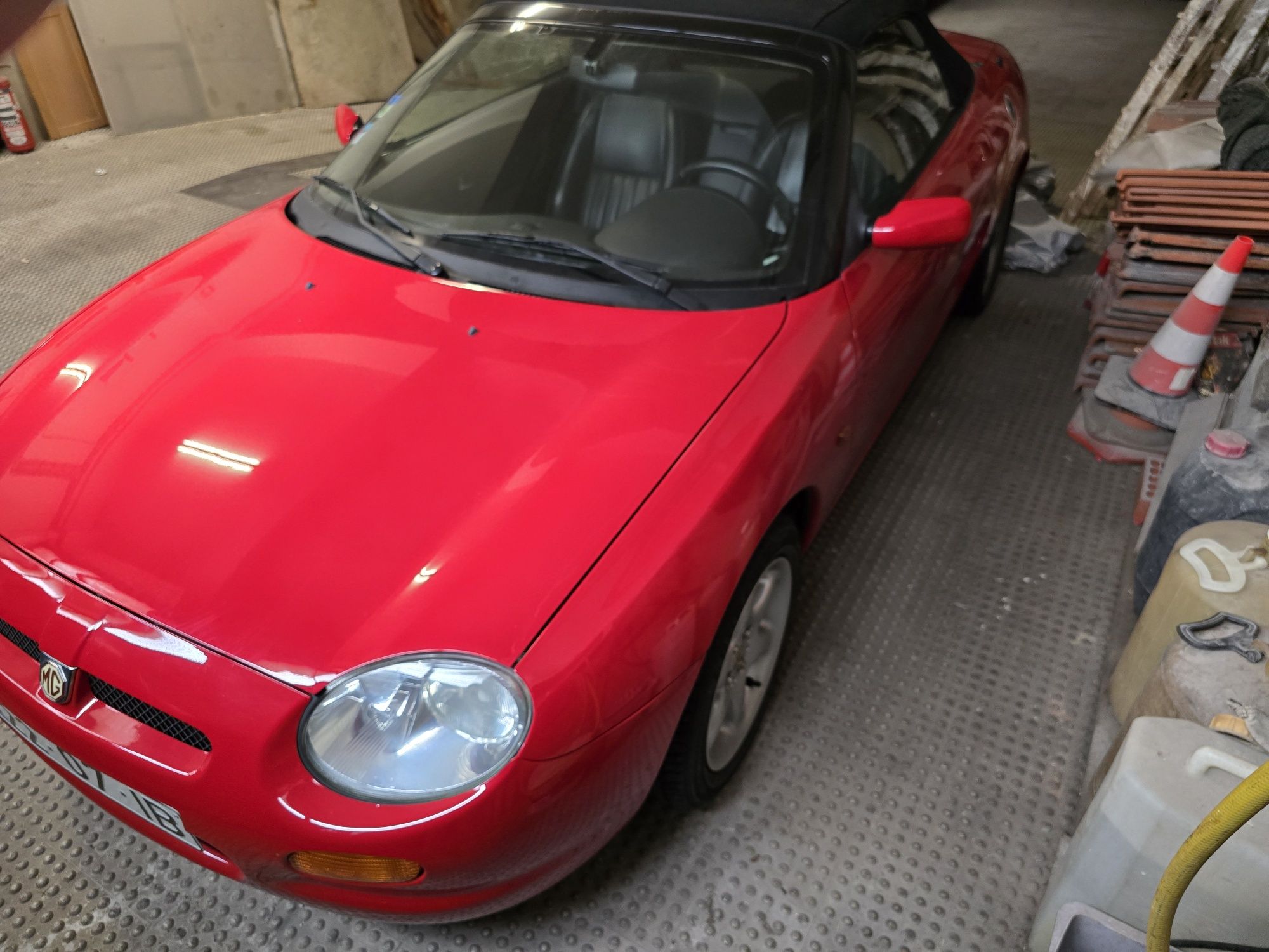MGF com muito poucos quilómetros e muito bem estimado