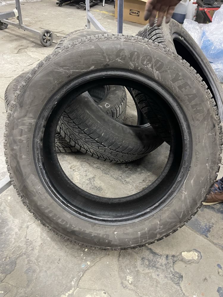 Opony zimowe GoodYear UltraGrip 8 215/60 R17