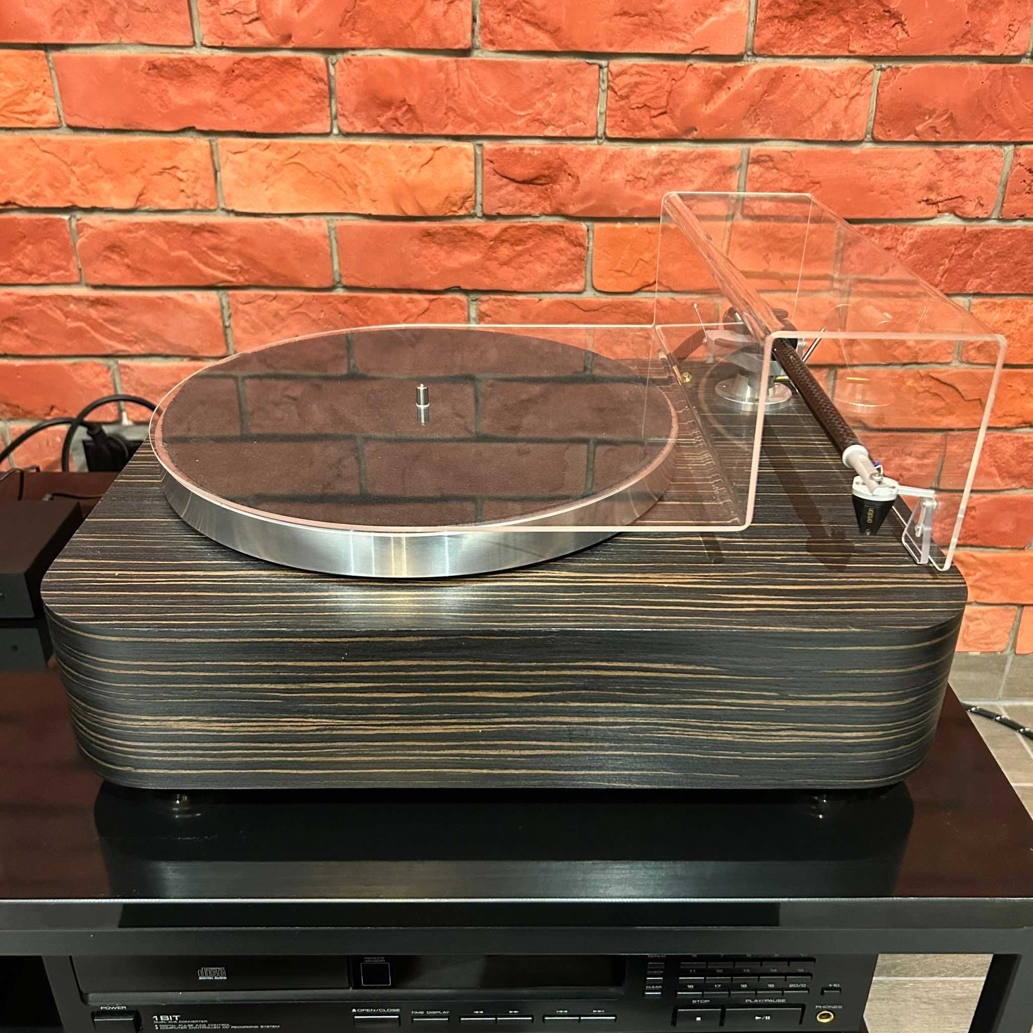 Gramofon producenta ramion Yooko Tonearms + wkładka ortofon 2M Black