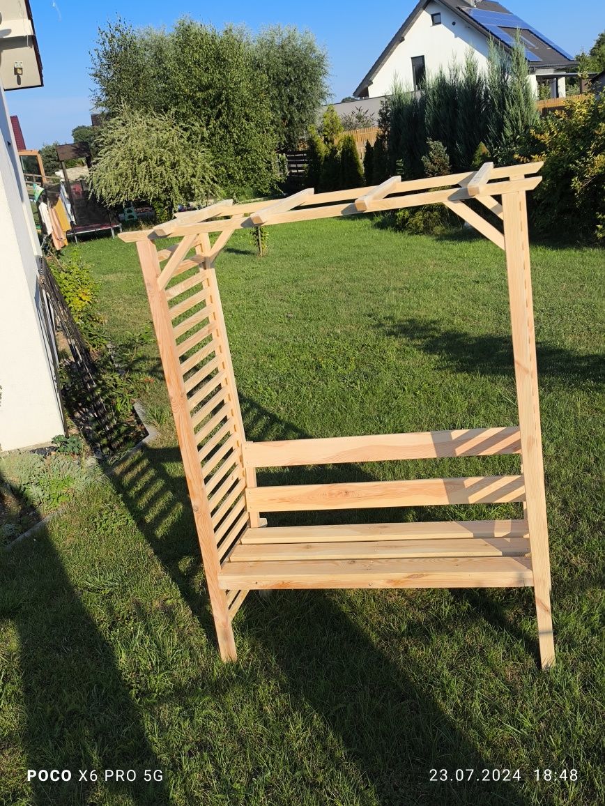 Pergola z ławeczką
