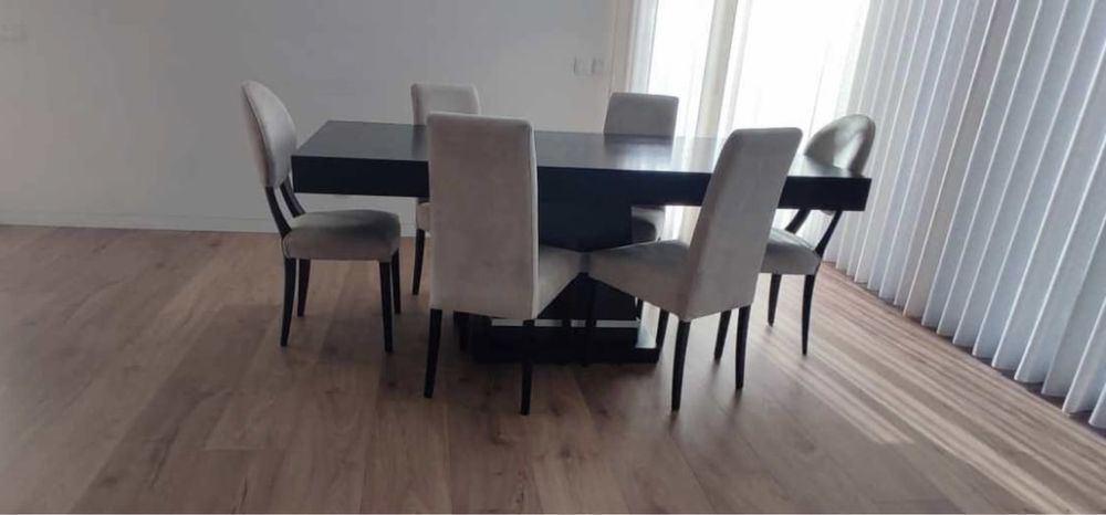 Mesa preta e seis cadeiras