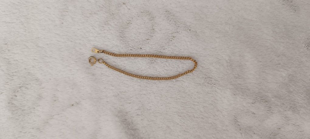 Pulseira dourada. Usada