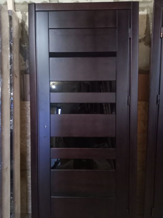 Дерев'яні класичні двері кольору венге