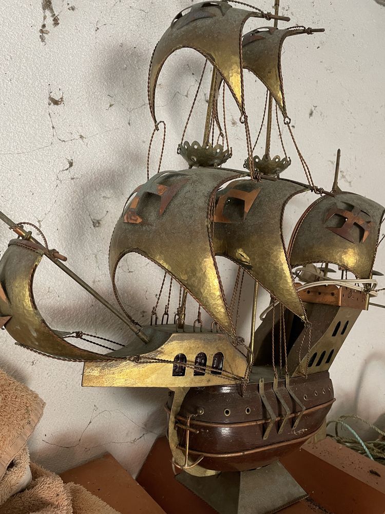 Peça decorativa em latao cobre e madeira efetuada por artesão local