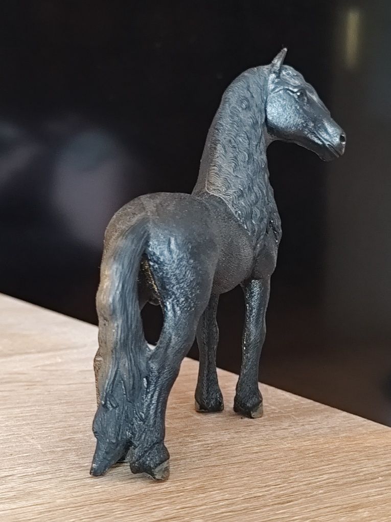 Konie Schleich Fryzyjski i źrebak rasy Trakeńskiej