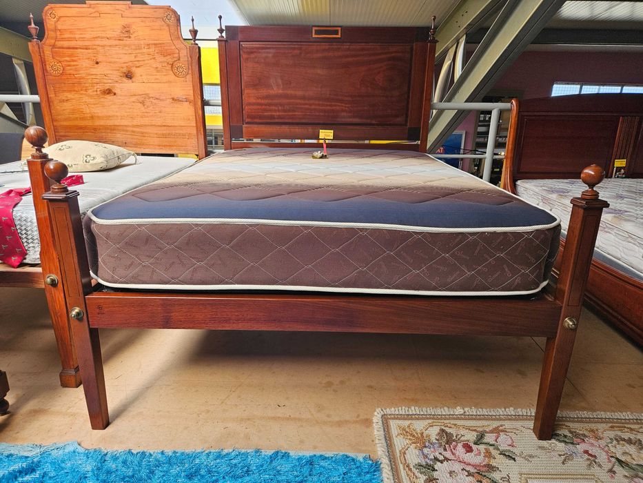 Excelente cama antiga estilo D. Maria com estrado e colchão - ó