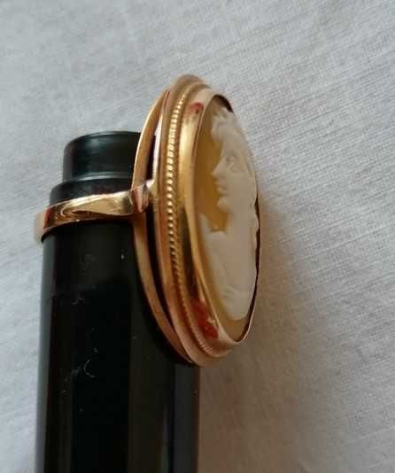 Sprzedam złoty pierścionek z kameą, waga: 6,80 g, złoto pr.585