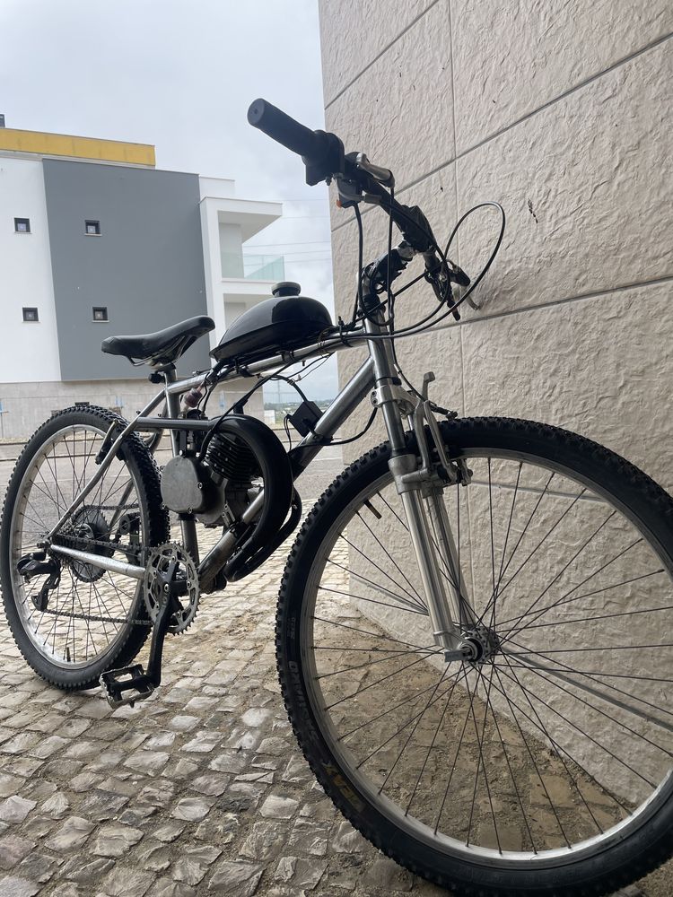 Bicicleta motorizada com muito material